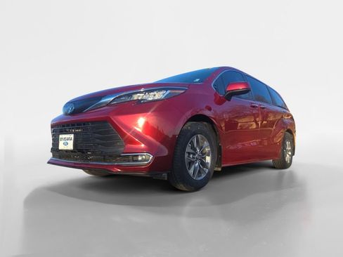 Used 2022 Toyota Sienna XLE image 25