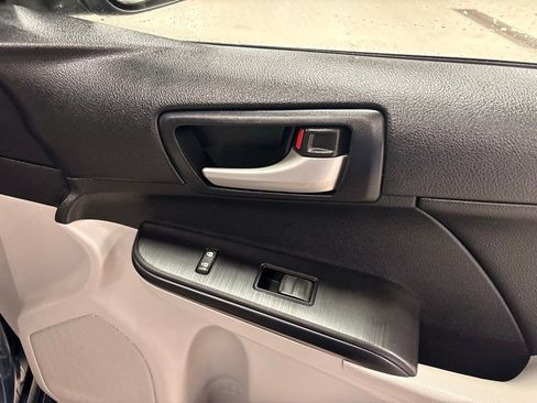 Used 2014 Toyota Camry LE image 9
