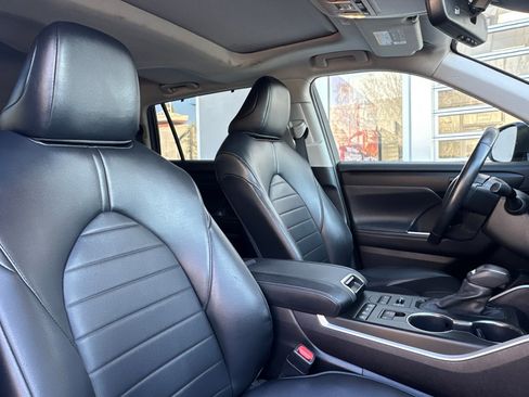 Used 2022 Toyota Highlander XLE image 30