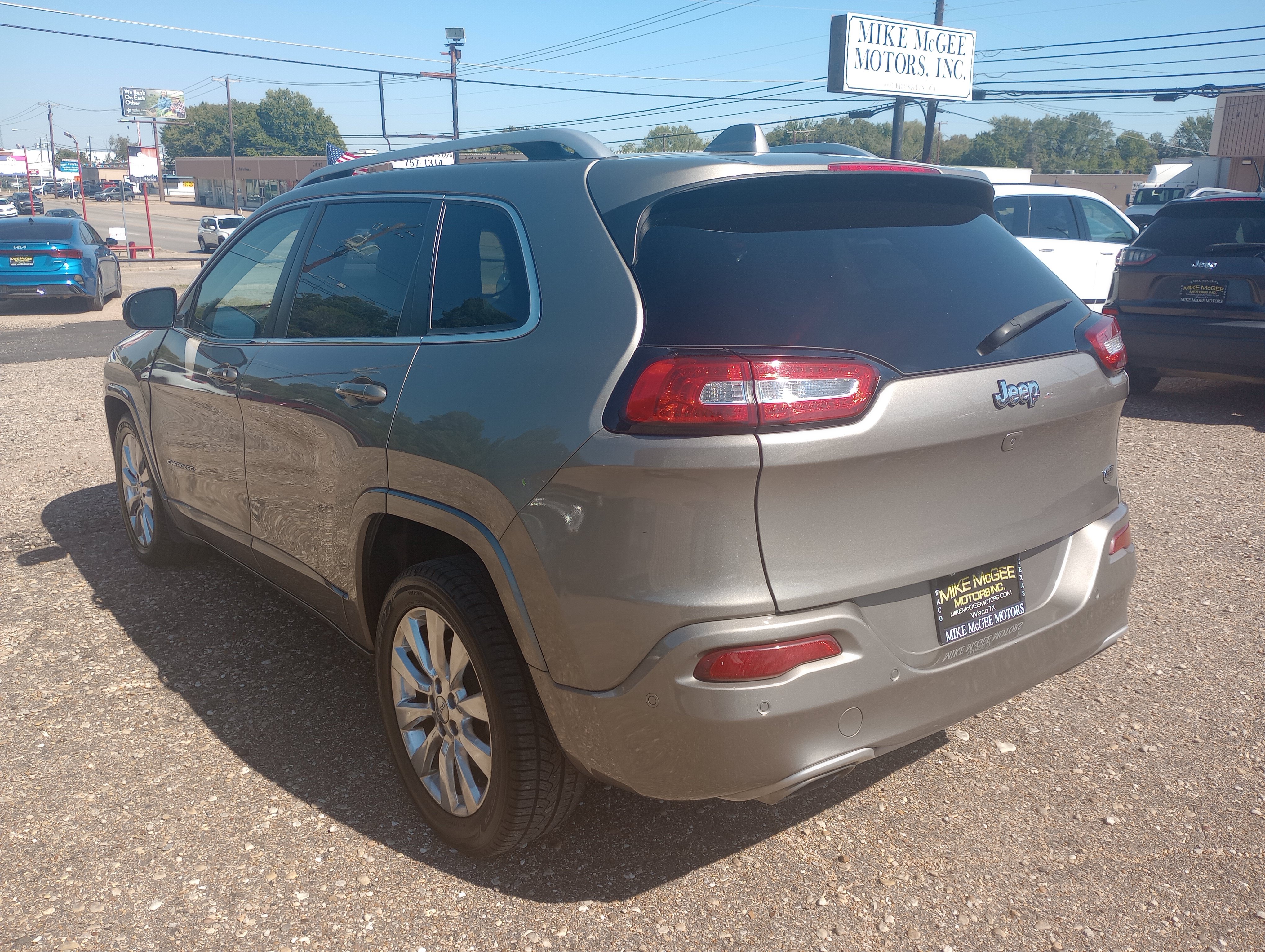 Used 2017 Jeep Cherokee Overland w/ Technology Group FWD image 5