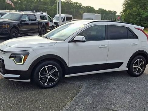 Used 2023 Kia Niro EX FWD image 4