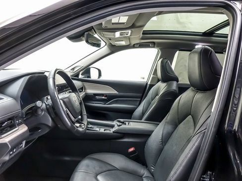 Used 2025 Toyota Grand Highlander AWD image 6