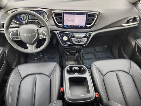 Used 2025 Chrysler Pacifica Select FWD image 26