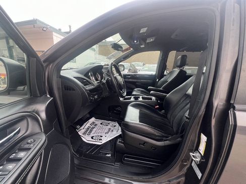 Used 2017 Dodge Grand Caravan SXT w/ Driver Convenience Group FWD image 11