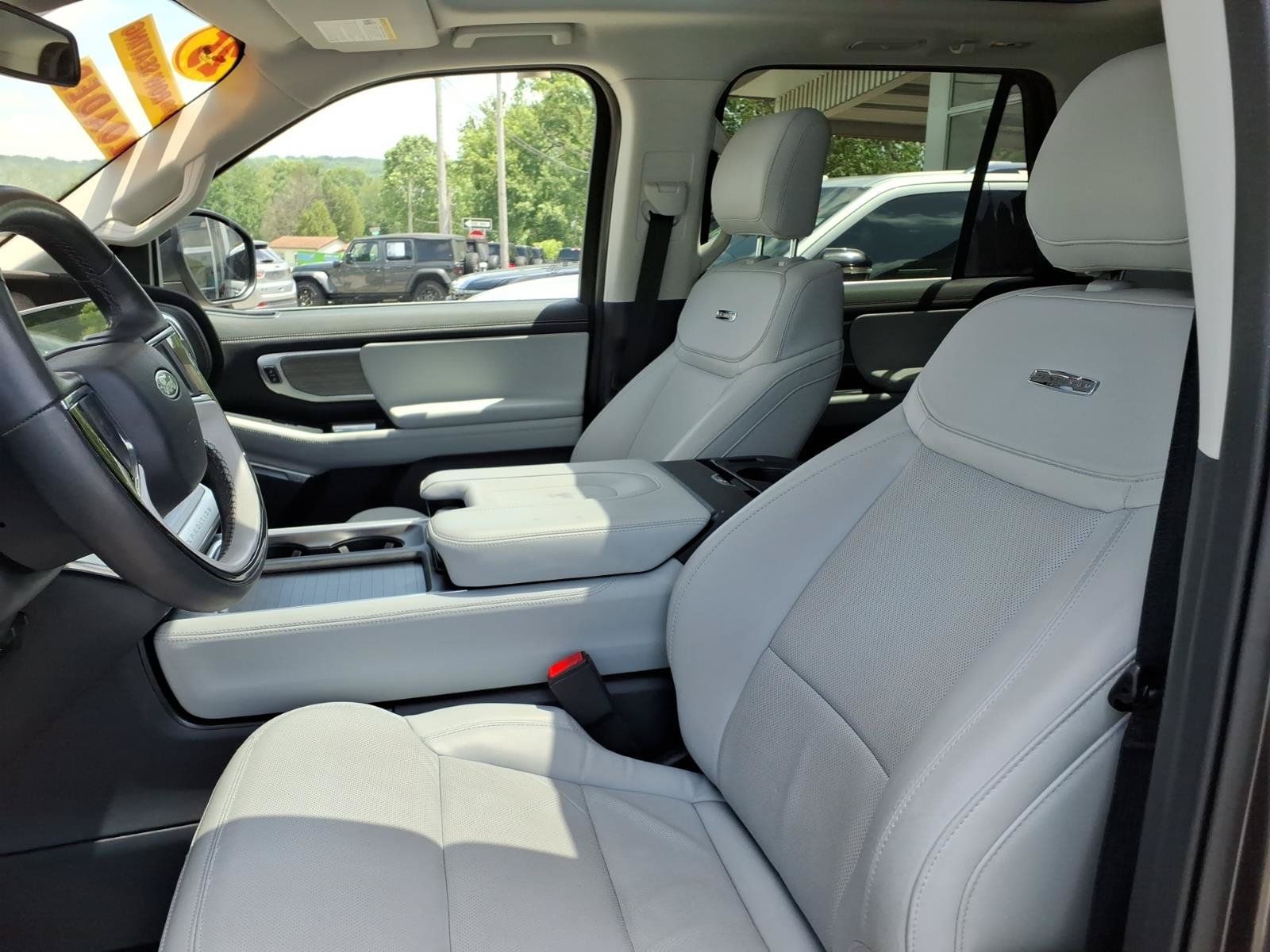 Used 2025 Ford Expedition Platinum AWD/4WD image 5