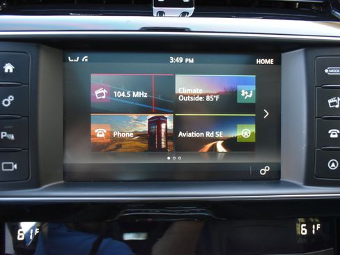 Used 2018 Jaguar F-PACE S image 20