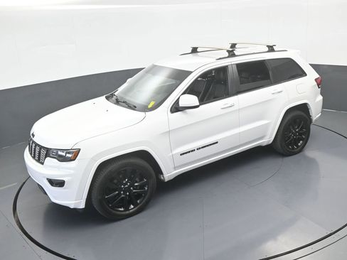 Used 2018 Jeep Grand Cherokee Altitude image 42