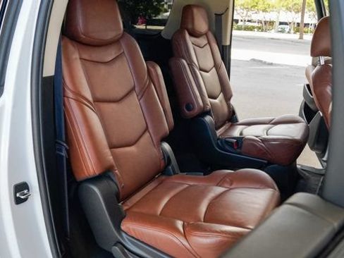 Used 2019 Cadillac Escalade ESV Premium Luxury RWD image 90