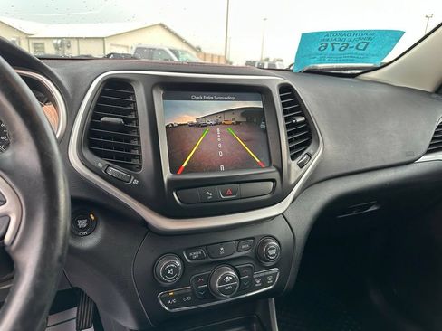 Used 2018 Jeep Cherokee Trailhawk AWD/4WD image 17