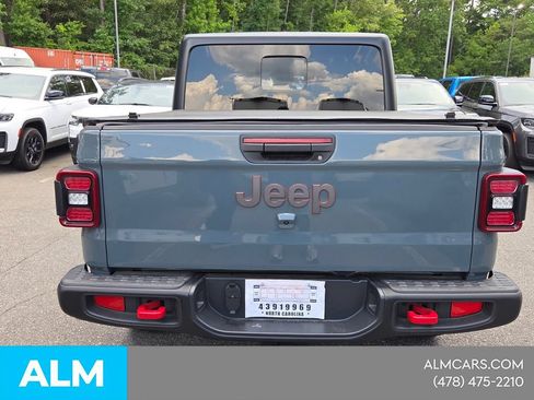 Used 2025 Jeep Gladiator Rubicon w/ Convenience Group AWD/4WD image 11