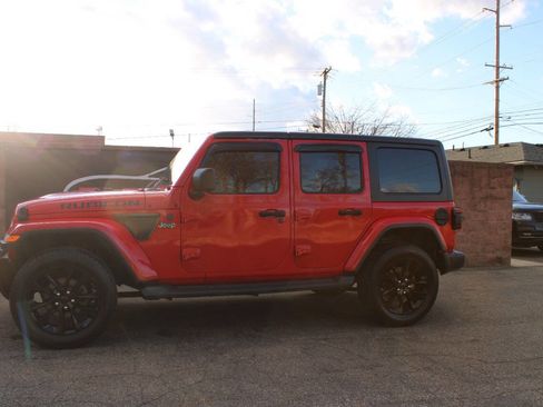 Used 2018 Jeep Wrangler Unlimited Sahara w/ Uconnect 4C Nav & Sound Group image 2