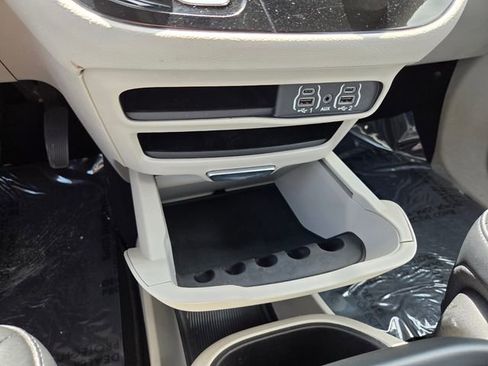 Used 2023 Chrysler Pacifica Touring-L image 29