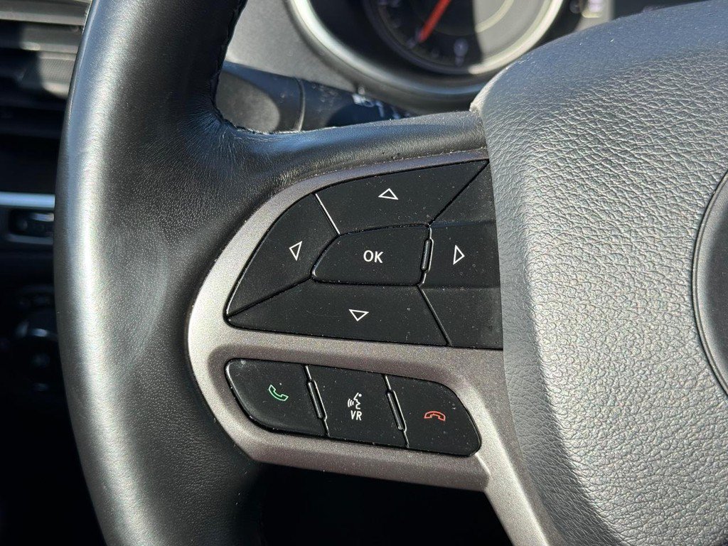 Used 2019 Jeep Cherokee Latitude Plus w/ Comfort/Convenience Group FWD image 14