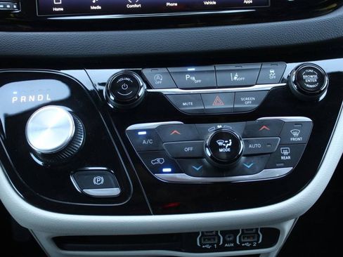 Used 2024 Chrysler Pacifica Touring-L FWD image 30
