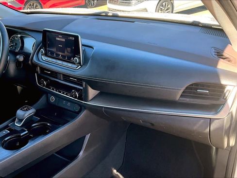 Used 2023 Nissan Rogue SV image 18