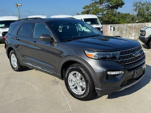 Used 2020 Ford Explorer XLT w/ Equipment Group 202A AWD/4WD image 3