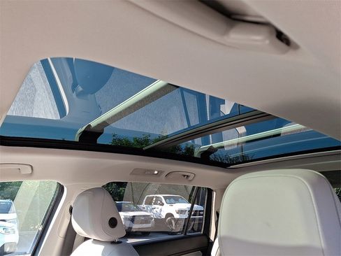 Used 2021 Volkswagen Tiguan SE image 14