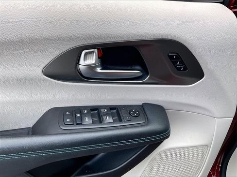 Used 2021 Chrysler Pacifica Touring-L w/ Premium & Safety Sphere Group image 36