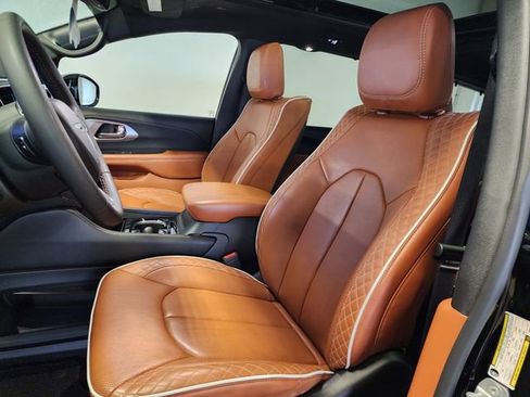 Used 2025 Chrysler Pacifica Pinnacle FWD image 13