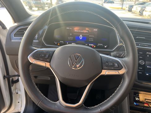 Certified 2024 Volkswagen Tiguan SE w/ Panoramic Sunroof Package image 17