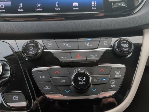 Used 2024 Chrysler Pacifica Touring-L image 31