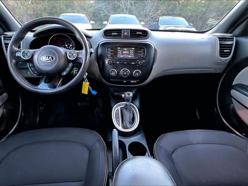 Used 2016 Kia Soul + image 13