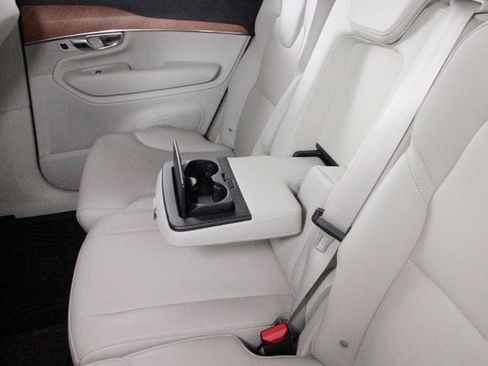 Certified 2022 Volvo XC90 T6 Momentum image 26