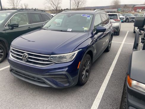 Used 2022 Volkswagen Tiguan SE w/ Panoramic Sunroof Package image 3