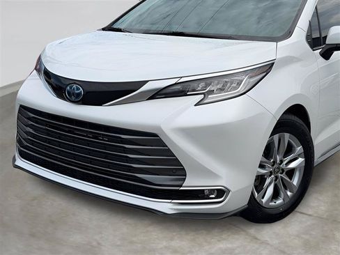 Used 2022 Toyota Sienna Limited FWD image 5