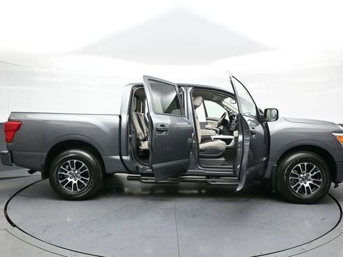 Used 2024 Nissan Titan SV w/ SV Convenience Package image 39