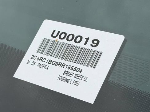 Used 2024 Chrysler Pacifica Touring-L FWD image 16