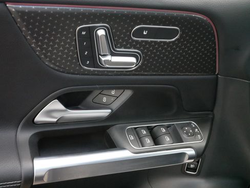 Used 2025 Mercedes-Benz GLB 250 4MATIC image 19