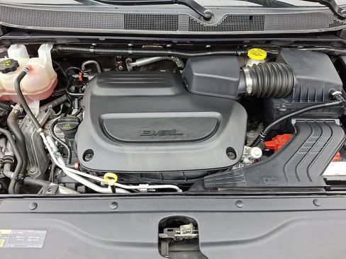 Used 2023 Chrysler Voyager LX image 28