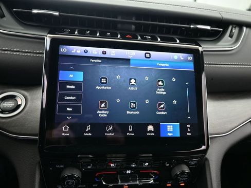 Used 2024 Jeep Grand Cherokee Overland w/ Luxury Tech Group IV image 24