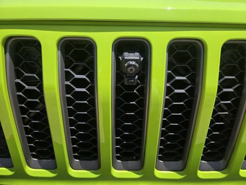 Used 2021 Jeep Gladiator Rubicon AWD/4WD image 3
