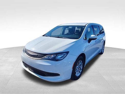 Certified 2022 Chrysler Voyager LX image 15