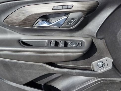 Used 2024 GMC Terrain SLT image 13