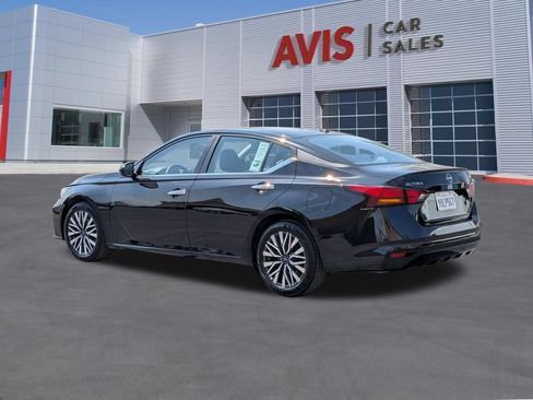 Used 2025 Nissan Altima 2.5 SV FWD image 9