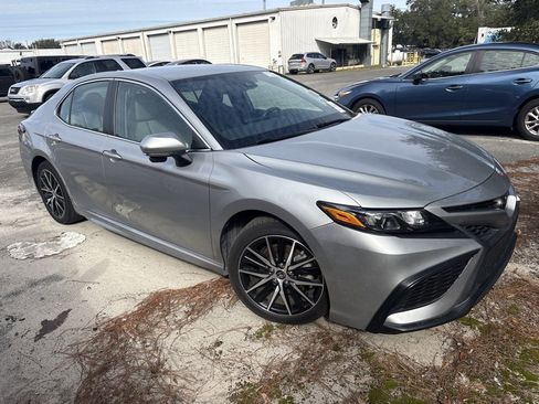 Used 2022 Toyota Camry SE image 2