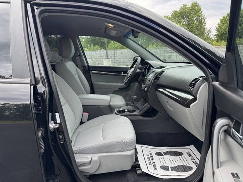 Used 2013 Kia Sorento LX w/ Convenience Pkg FWD image 12