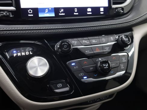 Used 2023 Chrysler Pacifica Touring-L AWD/4WD image 49