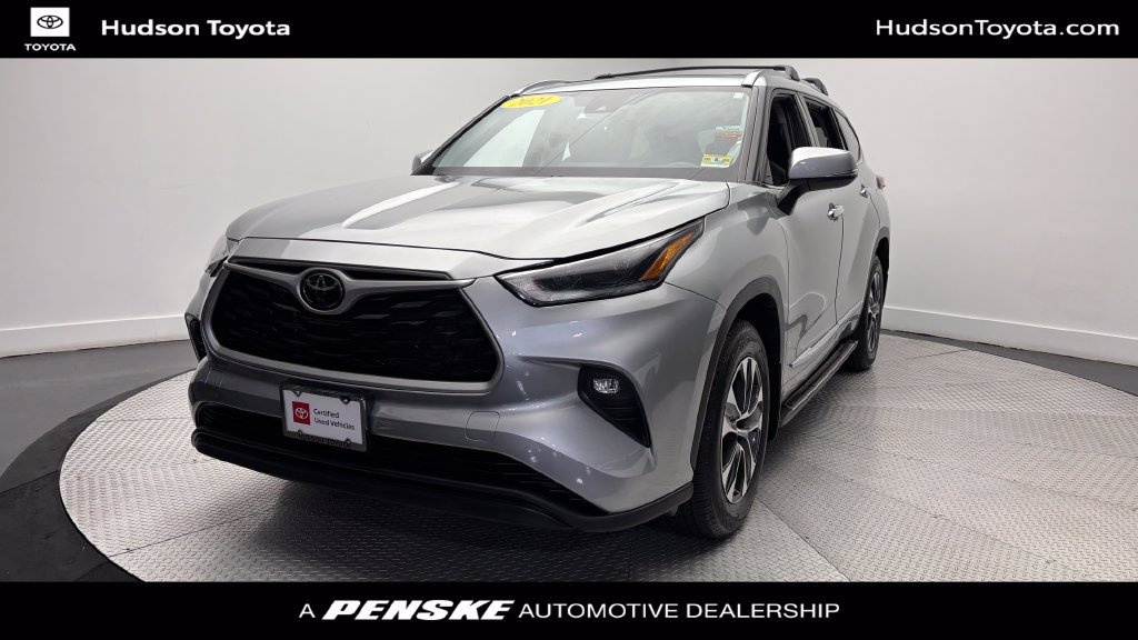Certified 2021 Toyota Highlander XLE AWD/4WD image 1