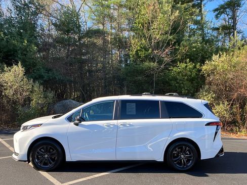 Used 2024 Toyota Sienna XSE image 2