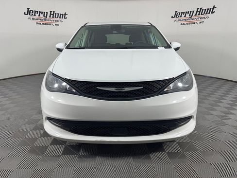 Used 2023 Chrysler Voyager LX FWD image 5