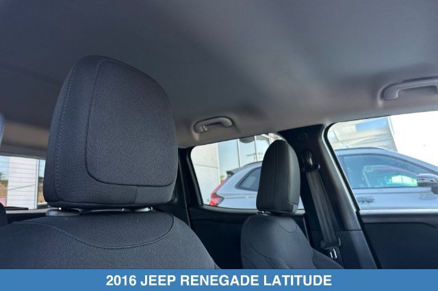 Used 2016 Jeep Renegade Latitude FWD image 19