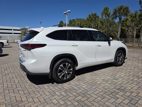 Certified 2022 Toyota Highlander XLE image 11