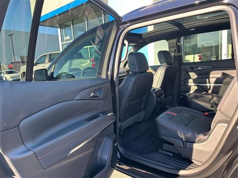 Used 2025 Chevrolet Traverse RS image 16