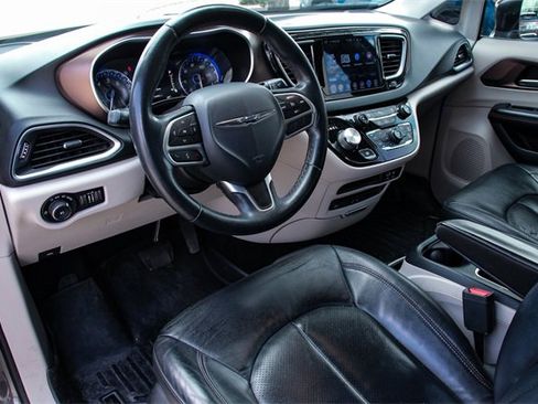 Used 2017 Chrysler Pacifica Touring-L Plus image 9