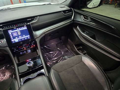 Used 2023 Jeep Grand Cherokee L Laredo image 36