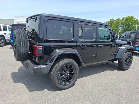 Used 2025 Jeep Wrangler Unlimited Sahara w/ Safety Group AWD/4WD image 6